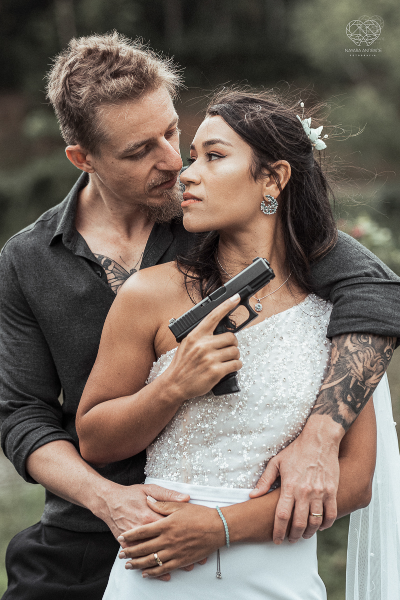 Casamento civil seguido de ensaio de casal com roupa de noivos no campo  elopment wedding nova retratos artisticos feitos pela fotografa premiada Nayara Andrade em Sao Paulo Santos noiva de vestido branco e veu fotos estilo rustico moda
