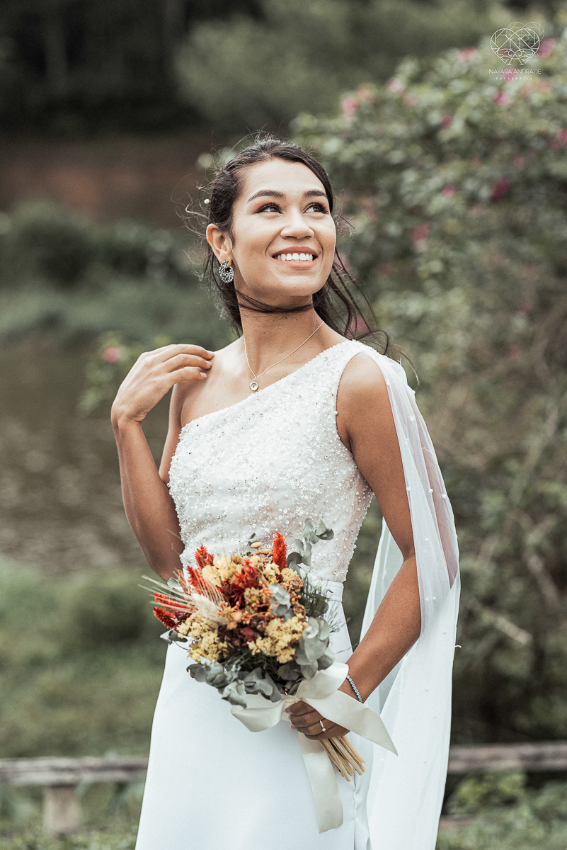 Casamento civil seguido de ensaio de casal com roupa de noivos no campo  elopment wedding nova retratos artisticos feitos pela fotografa premiada Nayara Andrade em Sao Paulo Santos noiva de vestido branco e veu fotos estilo rustico moda