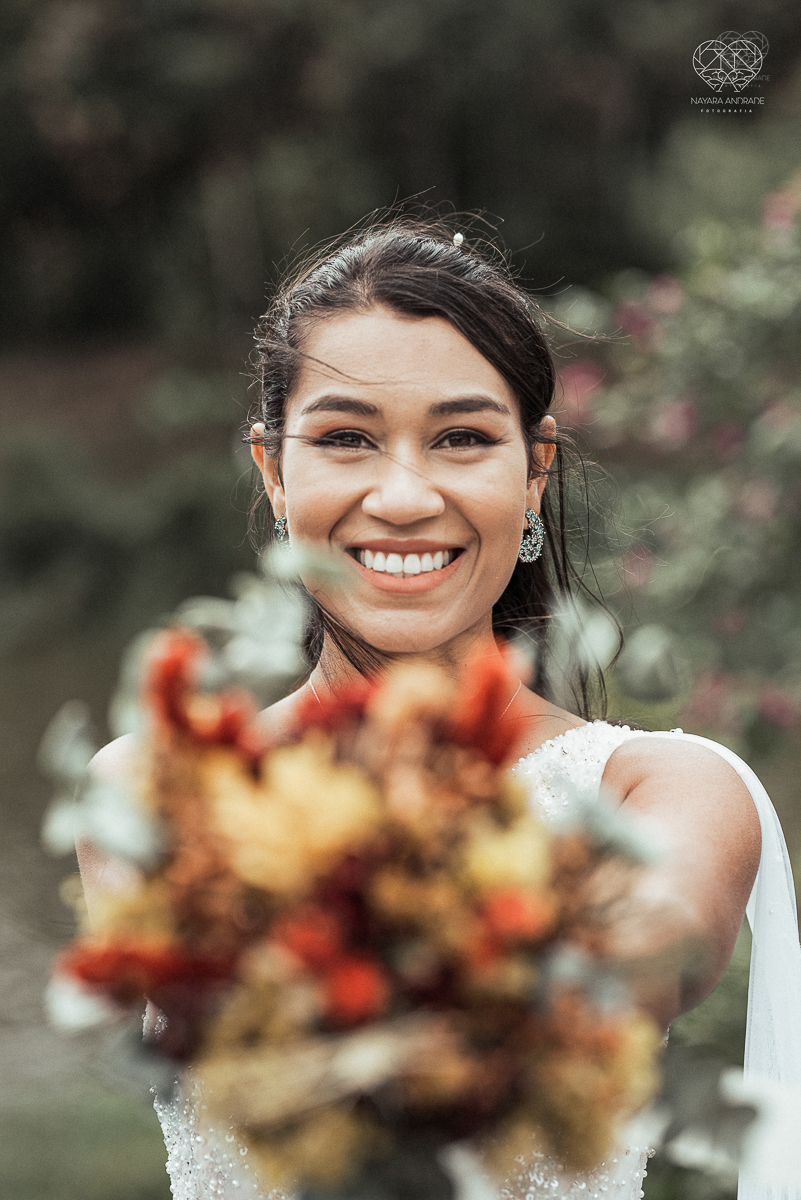Casamento civil seguido de ensaio de casal com roupa de noivos no campo  elopment wedding nova retratos artisticos feitos pela fotografa premiada Nayara Andrade em Sao Paulo Santos noiva de vestido branco e veu fotos estilo rustico moda