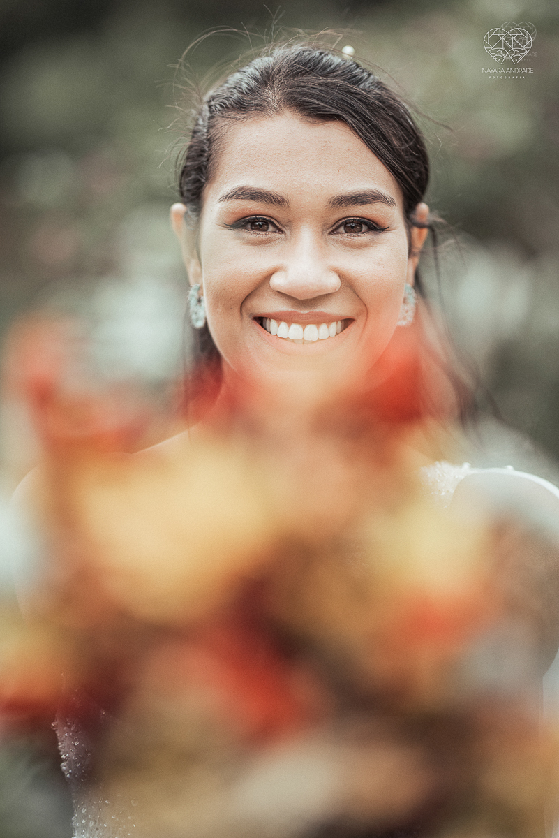 Casamento civil seguido de ensaio de casal com roupa de noivos no campo  elopment wedding nova retratos artisticos feitos pela fotografa premiada Nayara Andrade em Sao Paulo Santos noiva de vestido branco e veu fotos estilo rustico moda