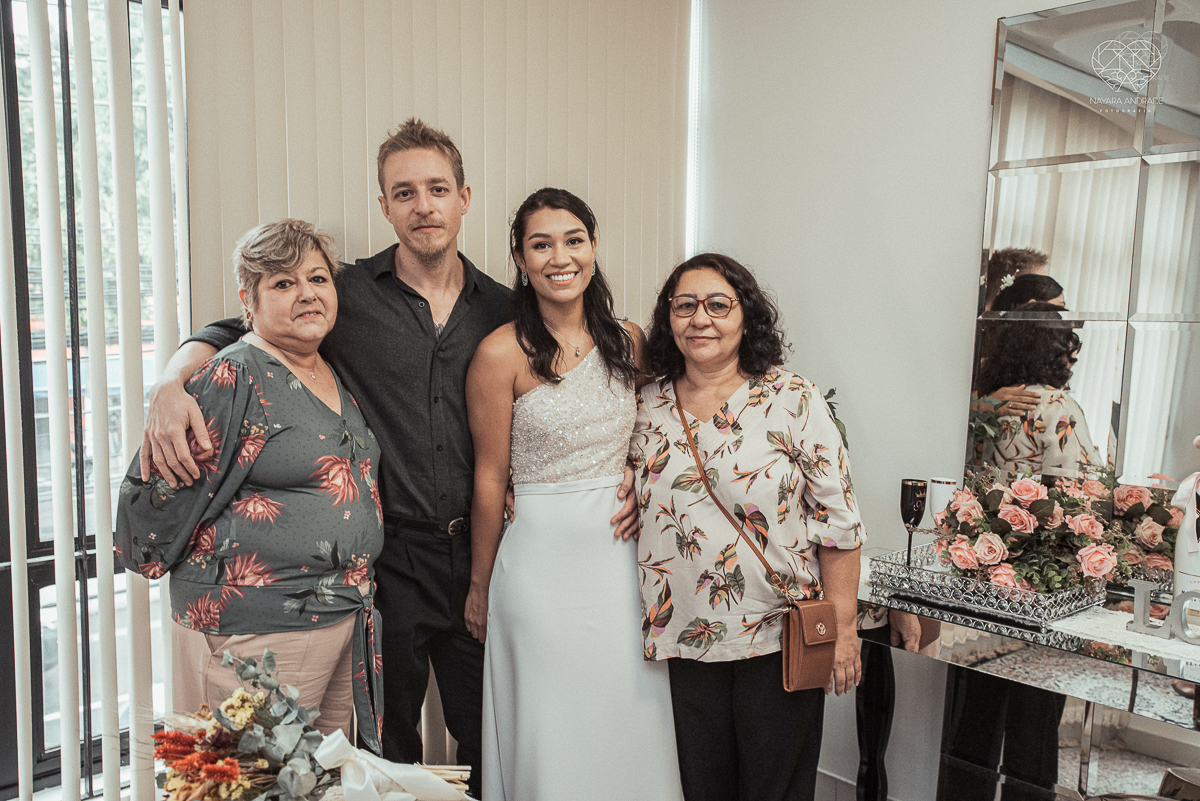 Casamento civil seguido de ensaio de casal com roupa de noivos no campo  elopment wedding nova retratos artisticos feitos pela fotografa premiada Nayara Andrade em Sao Paulo Santos noiva de vestido branco e veu fotos estilo rustico moda