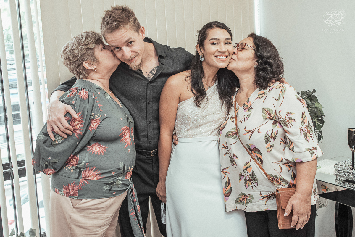 Casamento civil seguido de ensaio de casal com roupa de noivos no campo  elopment wedding cerimonia no cartorio  feitos pela fotografa premiada Nayara Andrade em Sao Paulo Santos noiva de vestido branco e veu fotos estilo rustico moda