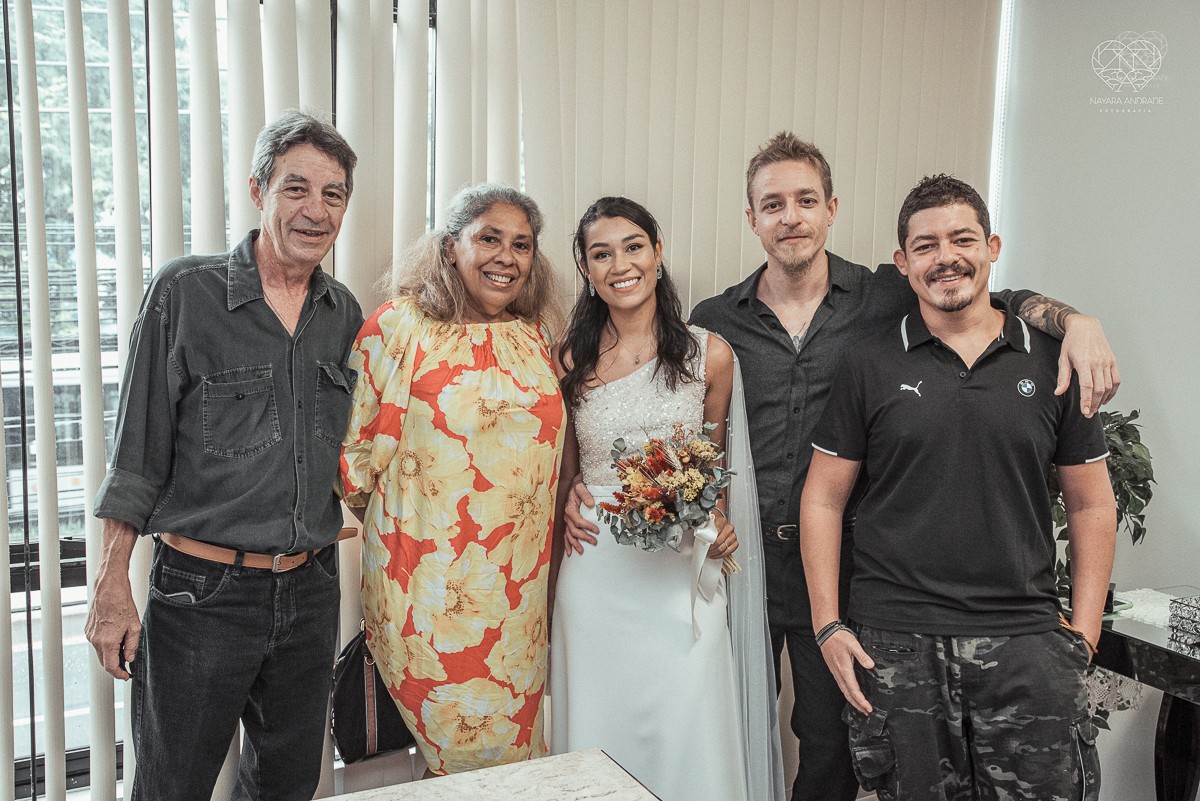 Casamento civil seguido de ensaio de casal com roupa de noivos no campo  elopment wedding cerimonia no cartorio  feitos pela fotografa premiada Nayara Andrade em Sao Paulo Santos noiva de vestido branco e veu fotos estilo rustico moda