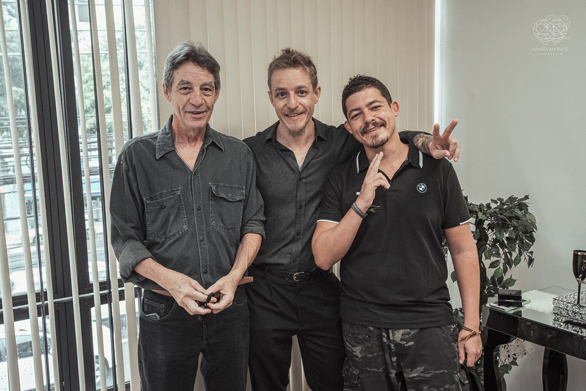 Casamento civil seguido de ensaio de casal com roupa de noivos no campo  elopment wedding cerimonia no cartorio  feitos pela fotografa premiada Nayara Andrade em Sao Paulo Santos noiva de vestido branco e veu fotos estilo rustico moda
