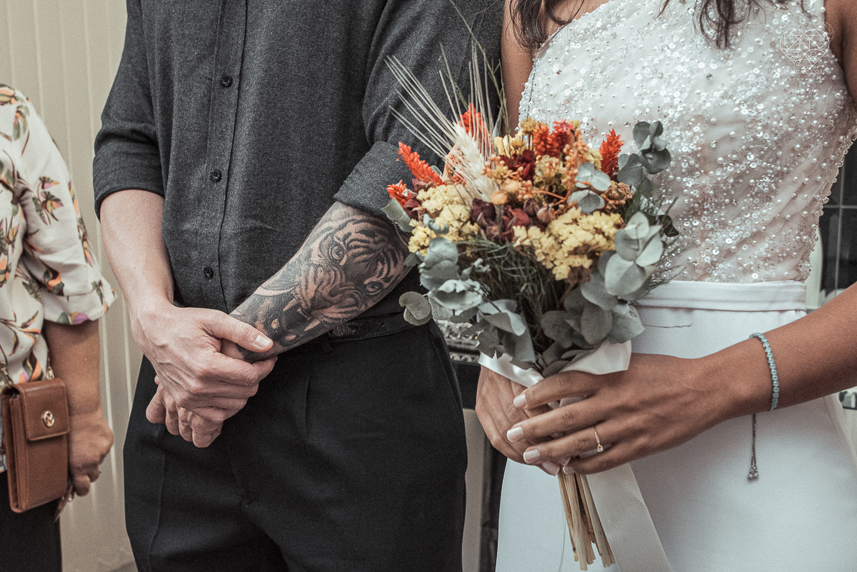 Casamento civil seguido de ensaio de casal com roupa de noivos no campo  elopment wedding cerimonia no cartorio  feitos pela fotografa premiada Nayara Andrade em Sao Paulo Santos noiva de vestido branco e veu fotos estilo rustico moda