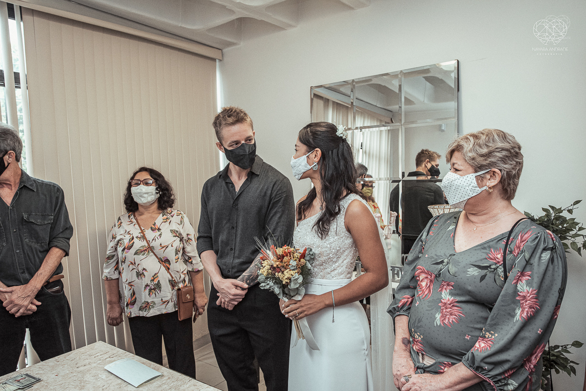 Casamento civil seguido de ensaio de casal com roupa de noivos no campo  elopment wedding cerimonia no cartorio  feitos pela fotografa premiada Nayara Andrade em Sao Paulo Santos noiva de vestido branco e veu fotos estilo rustico moda