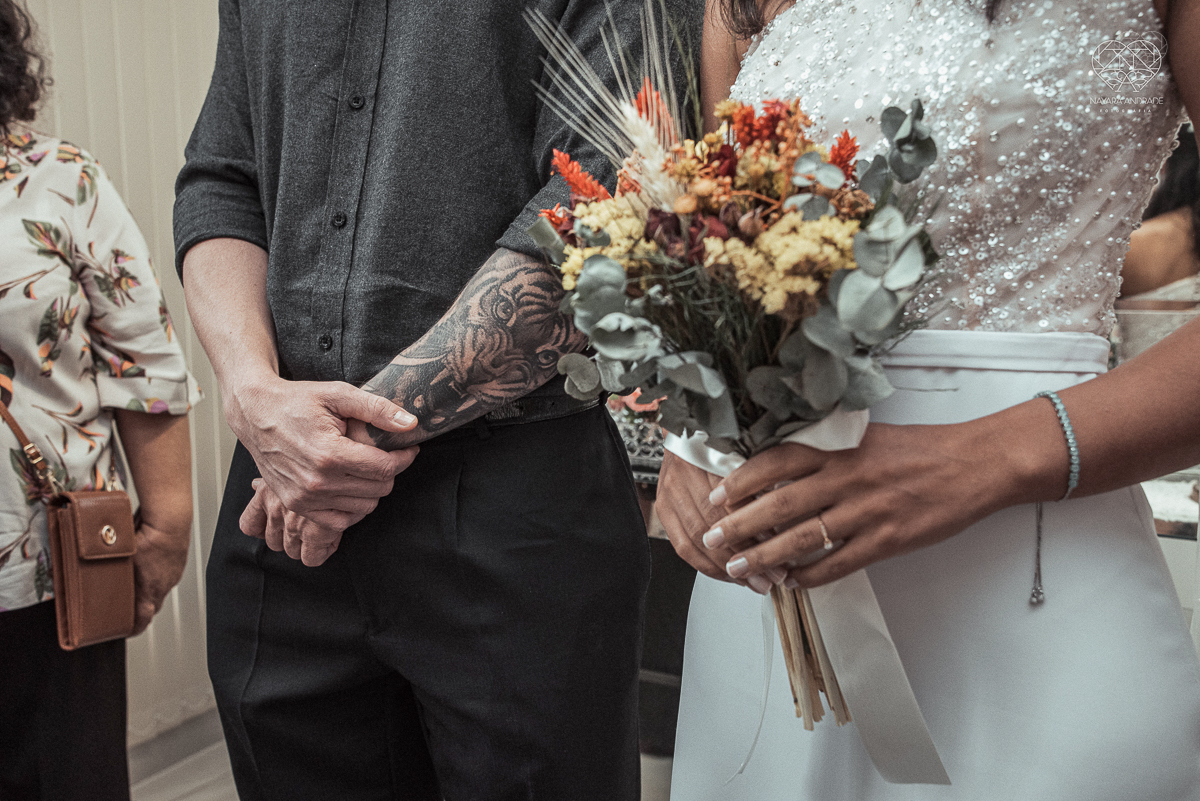 Casamento civil seguido de ensaio de casal com roupa de noivos no campo  elopment wedding cerimonia no cartorio  feitos pela fotografa premiada Nayara Andrade em Sao Paulo Santos noiva de vestido branco e veu fotos estilo rustico moda
