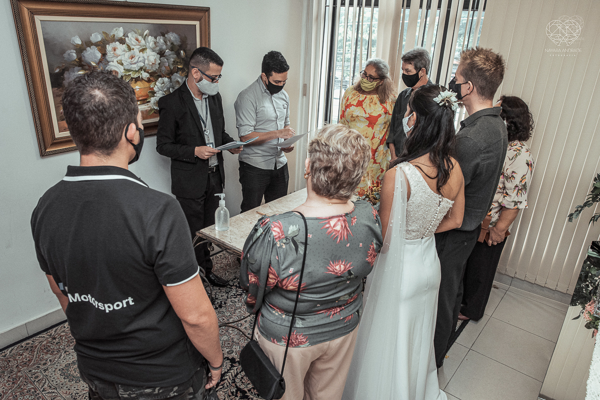 Casamento civil seguido de ensaio de casal com roupa de noivos no campo  elopment wedding cerimonia no cartorio  feitos pela fotografa premiada Nayara Andrade em Sao Paulo Santos noiva de vestido branco e veu fotos estilo rustico moda