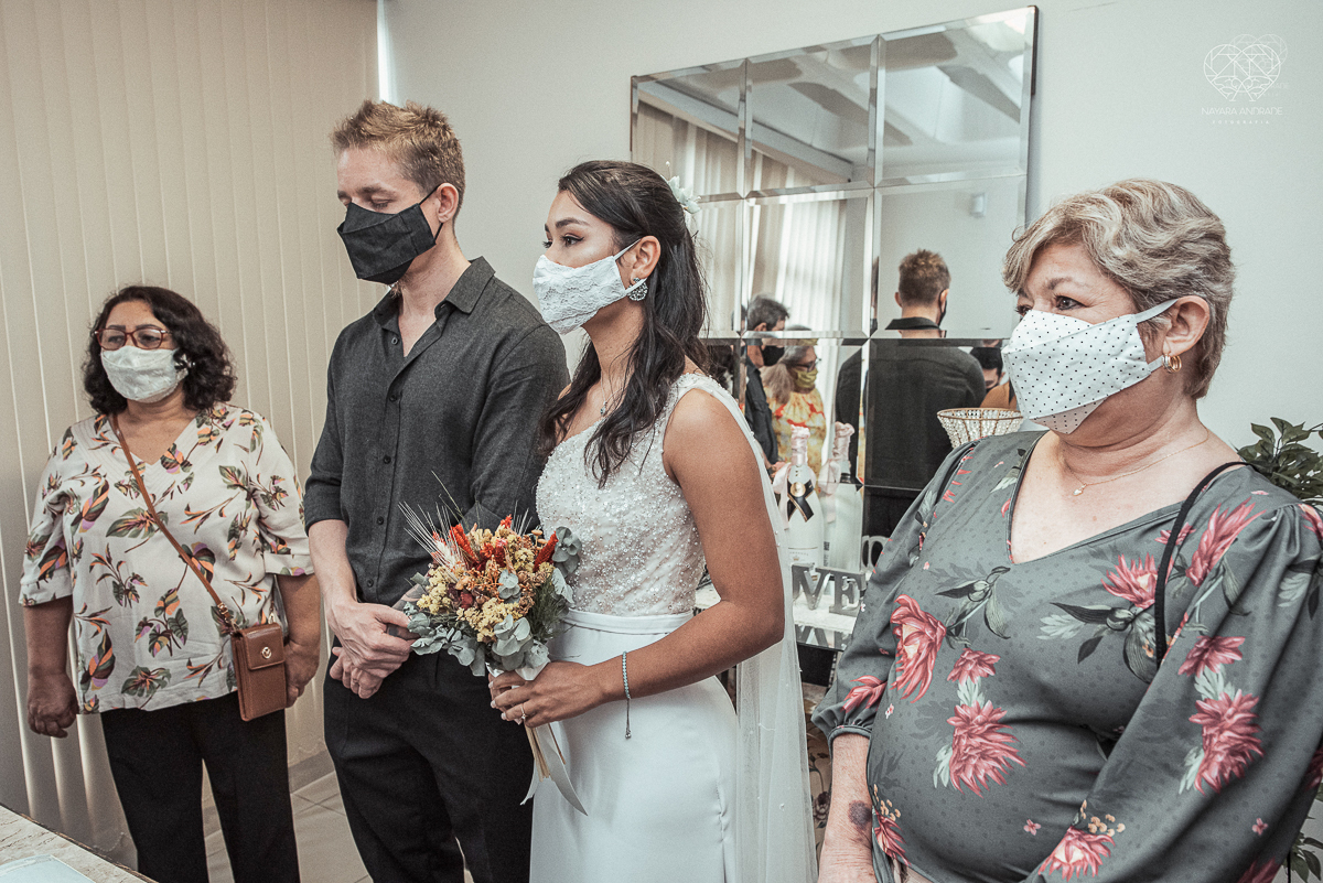 Casamento civil seguido de ensaio de casal com roupa de noivos no campo  elopment wedding cerimonia no cartorio  feitos pela fotografa premiada Nayara Andrade em Sao Paulo Santos noiva de vestido branco e veu fotos estilo rustico moda