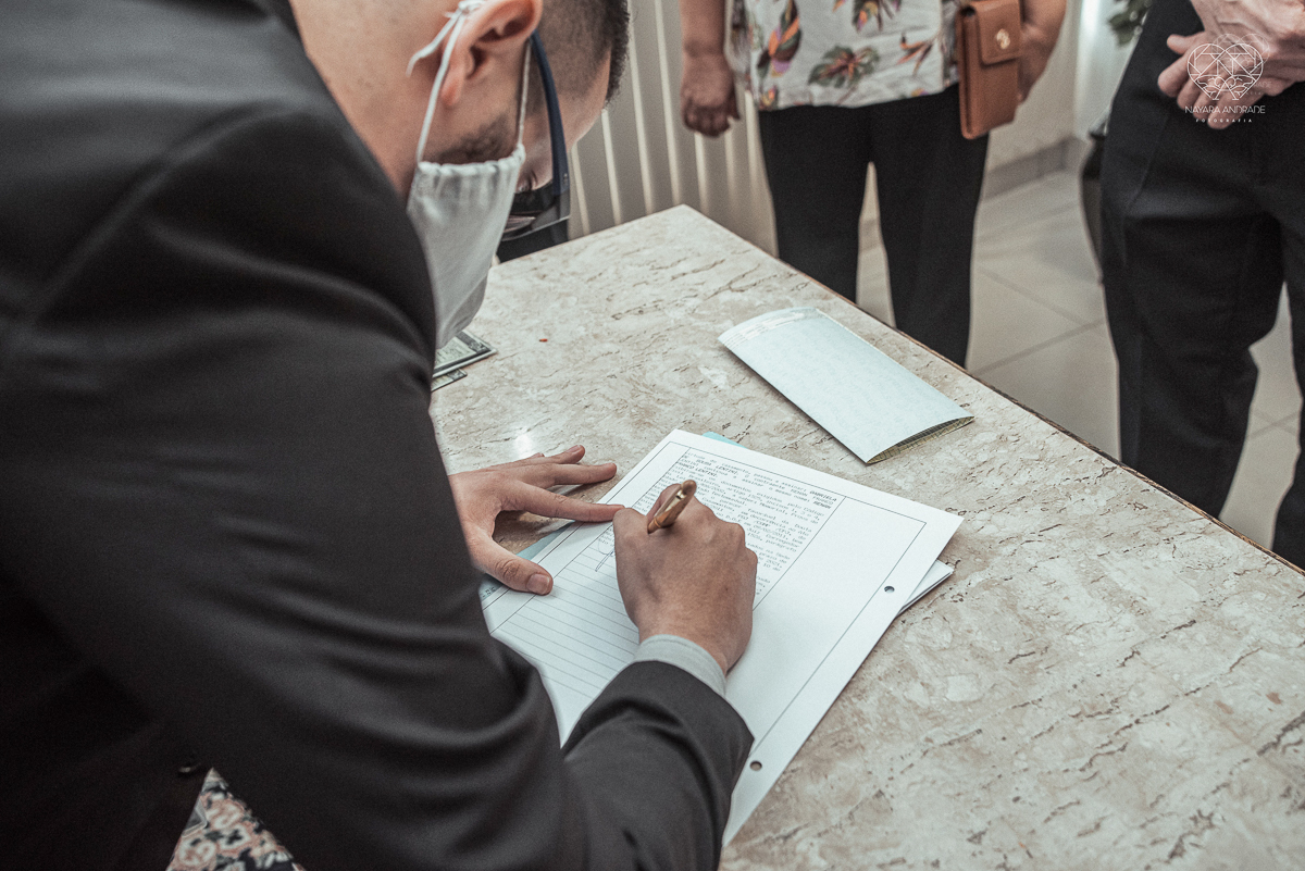 Casamento civil seguido de ensaio de casal com roupa de noivos no campo  elopment wedding cerimonia no cartorio  feitos pela fotografa premiada Nayara Andrade em Sao Paulo Santos noiva de vestido branco e veu fotos estilo rustico moda