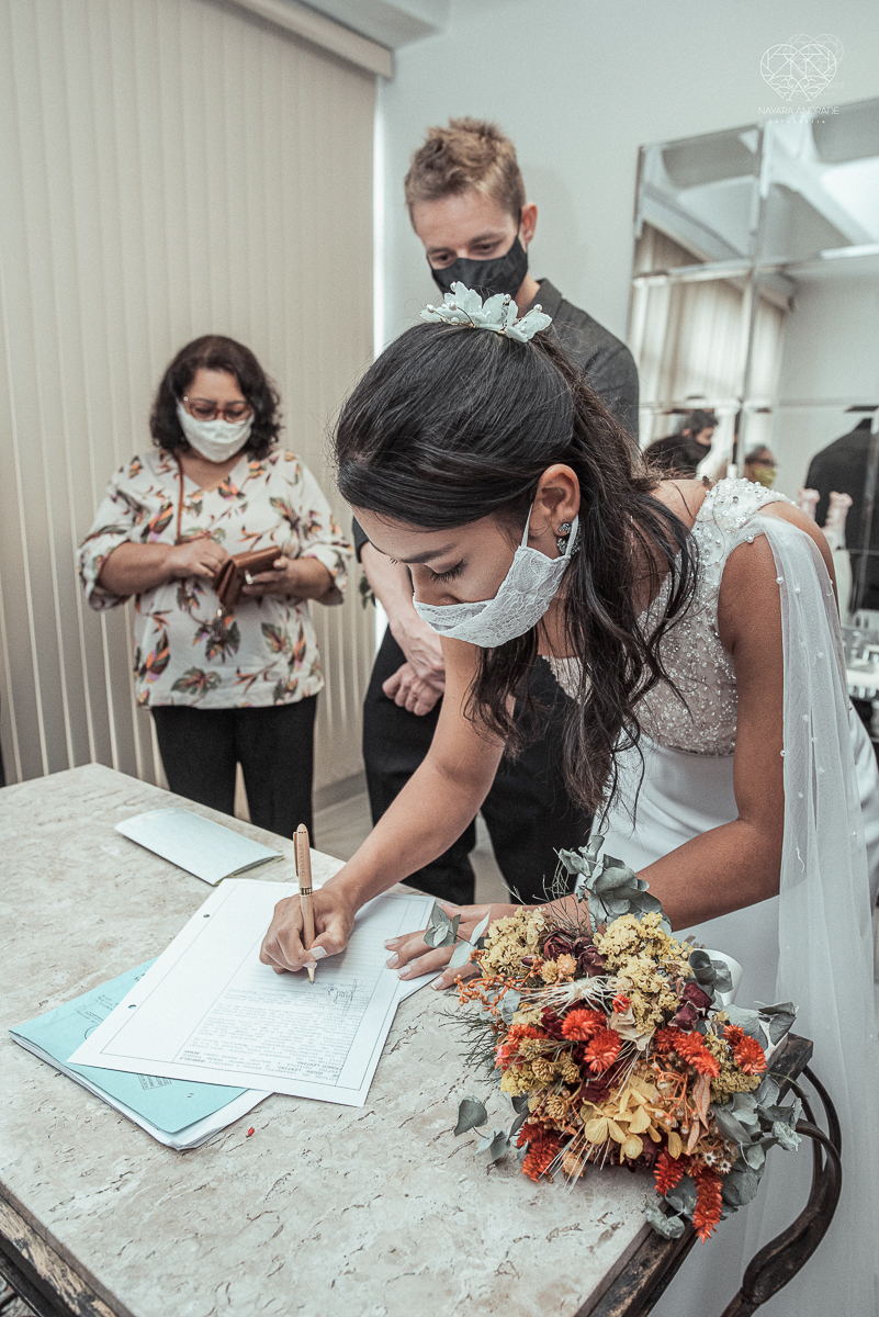 Casamento civil seguido de ensaio de casal com roupa de noivos no campo  elopment wedding cerimonia no cartorio  feitos pela fotografa premiada Nayara Andrade em Sao Paulo Santos noiva de vestido branco e veu fotos estilo rustico moda