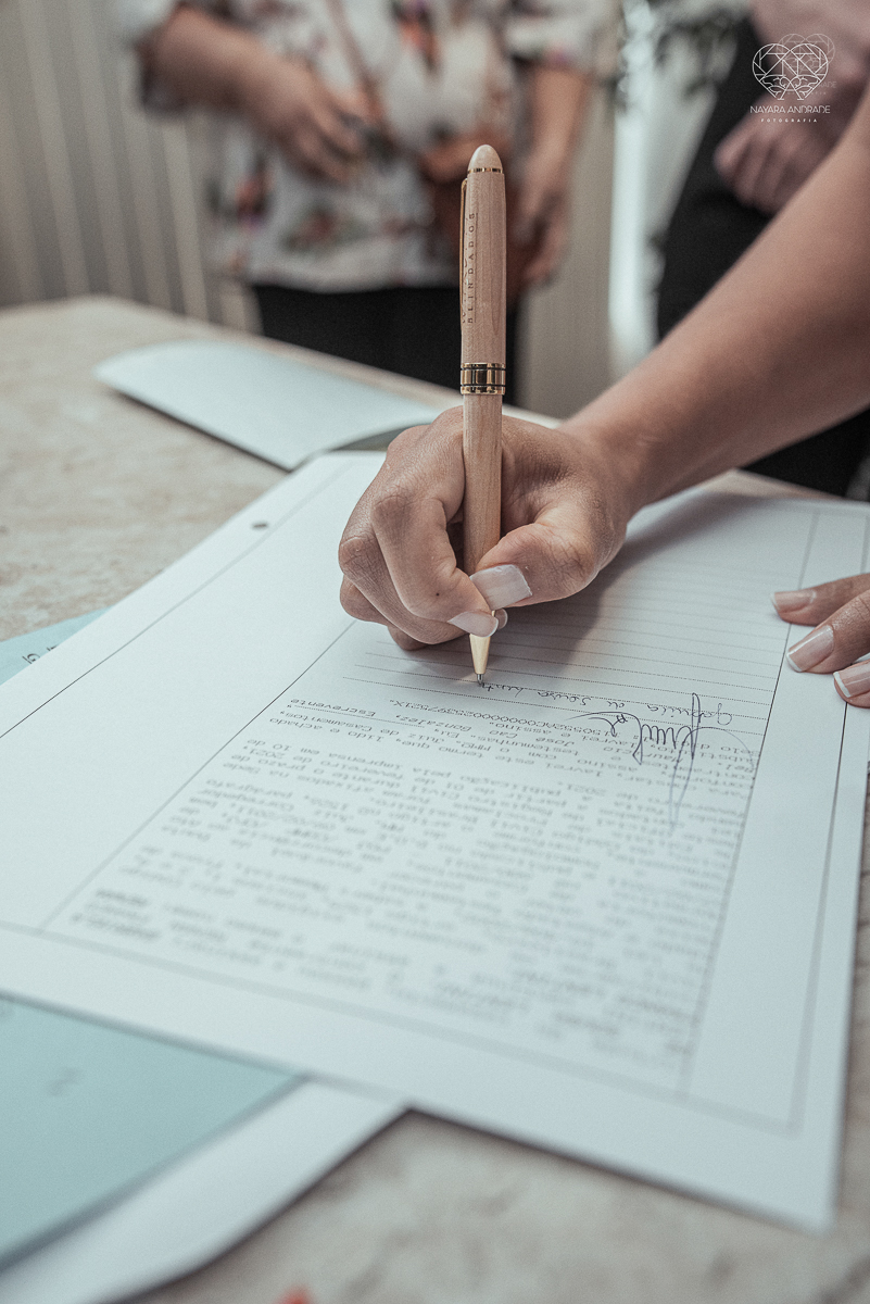 Casamento civil seguido de ensaio de casal com roupa de noivos no campo  elopment wedding cerimonia no cartorio  feitos pela fotografa premiada Nayara Andrade em Sao Paulo Santos noiva de vestido branco e veu fotos estilo rustico moda