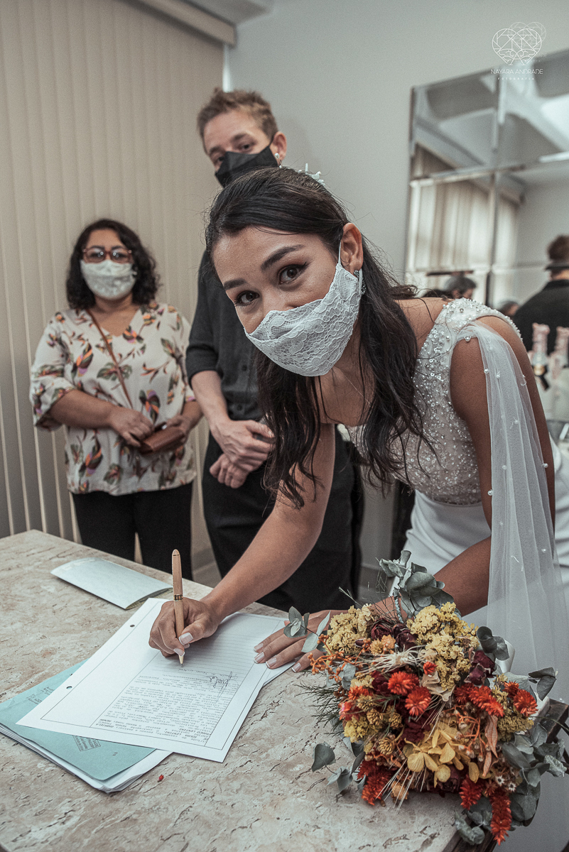 Casamento civil seguido de ensaio de casal com roupa de noivos no campo  elopment wedding cerimonia no cartorio  feitos pela fotografa premiada Nayara Andrade em Sao Paulo Santos noiva de vestido branco e veu fotos estilo rustico moda