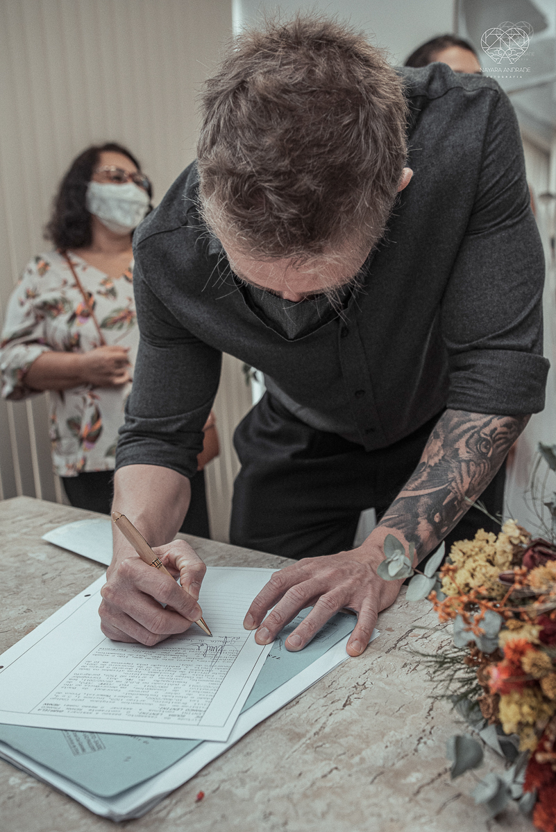 Casamento civil seguido de ensaio de casal com roupa de noivos no campo  elopment wedding cerimonia no cartorio  feitos pela fotografa premiada Nayara Andrade em Sao Paulo Santos noiva de vestido branco e veu fotos estilo rustico moda