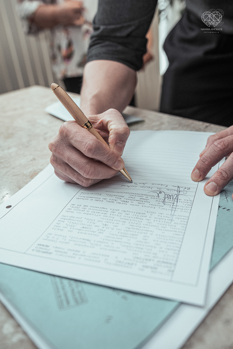 Casamento civil seguido de ensaio de casal com roupa de noivos no campo  elopment wedding cerimonia no cartorio  feitos pela fotografa premiada Nayara Andrade em Sao Paulo Santos noiva de vestido branco e veu fotos estilo rustico moda