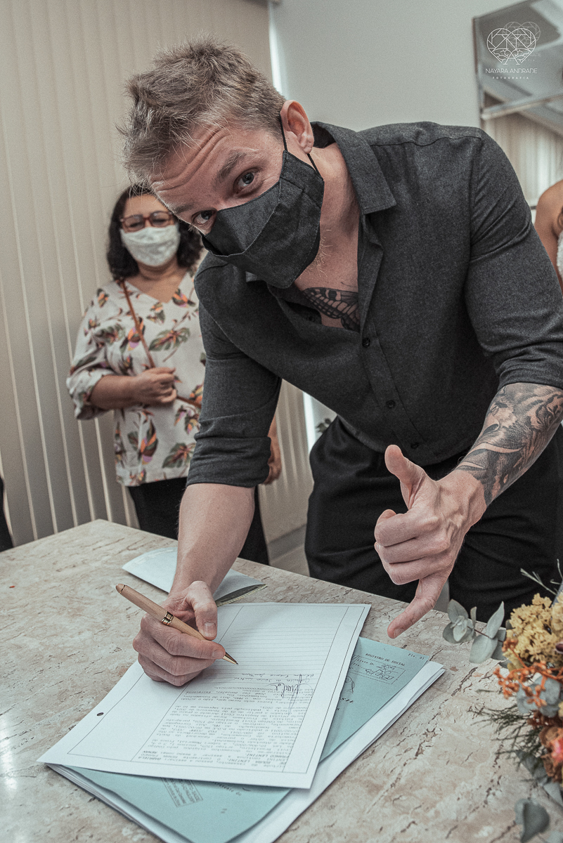 Casamento civil seguido de ensaio de casal com roupa de noivos no campo  elopment wedding cerimonia no cartorio  feitos pela fotografa premiada Nayara Andrade em Sao Paulo Santos noiva de vestido branco e veu fotos estilo rustico moda
