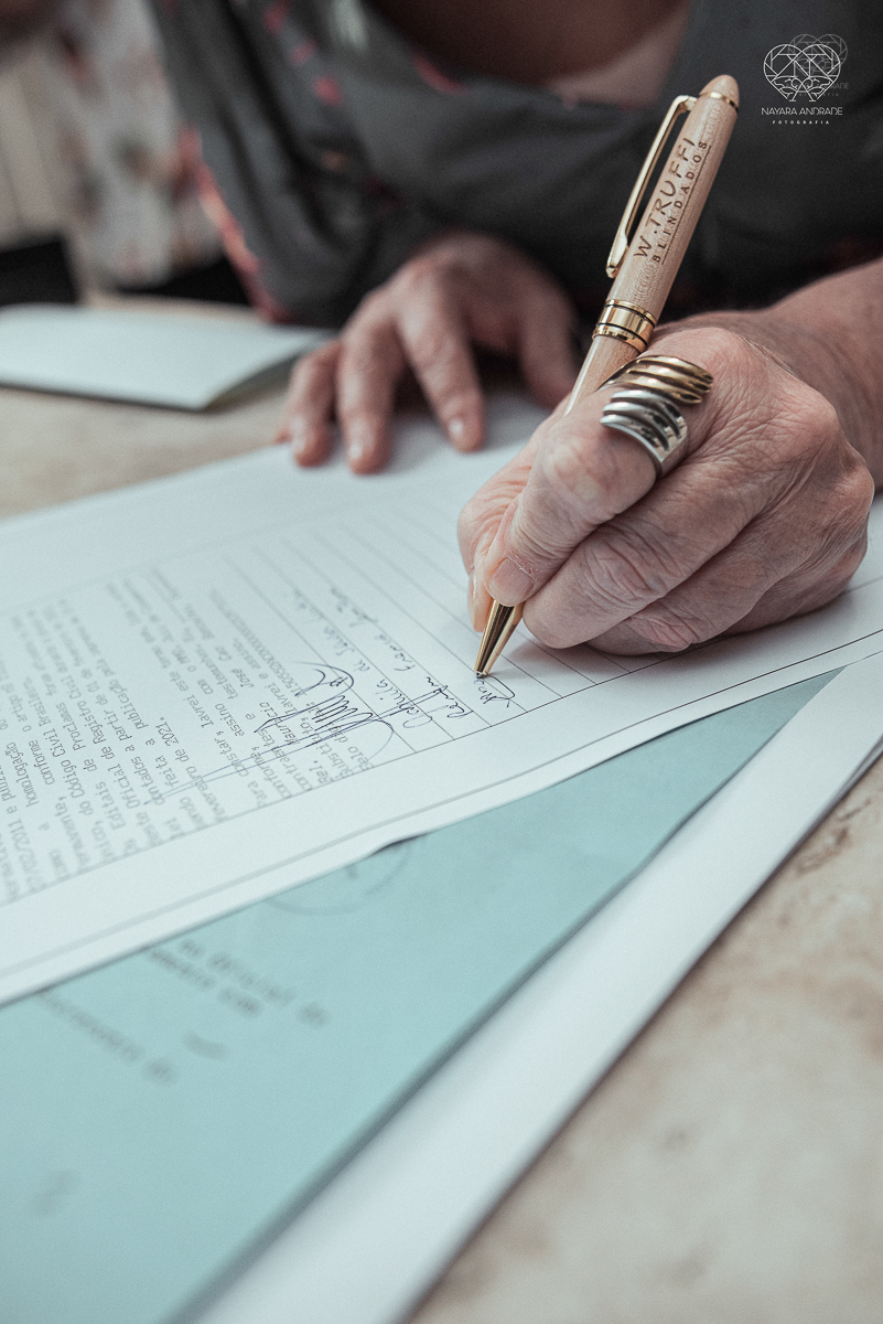 Casamento civil seguido de ensaio de casal com roupa de noivos no campo  elopment wedding cerimonia no cartorio  feitos pela fotografa premiada Nayara Andrade em Sao Paulo Santos noiva de vestido branco e veu fotos estilo rustico moda