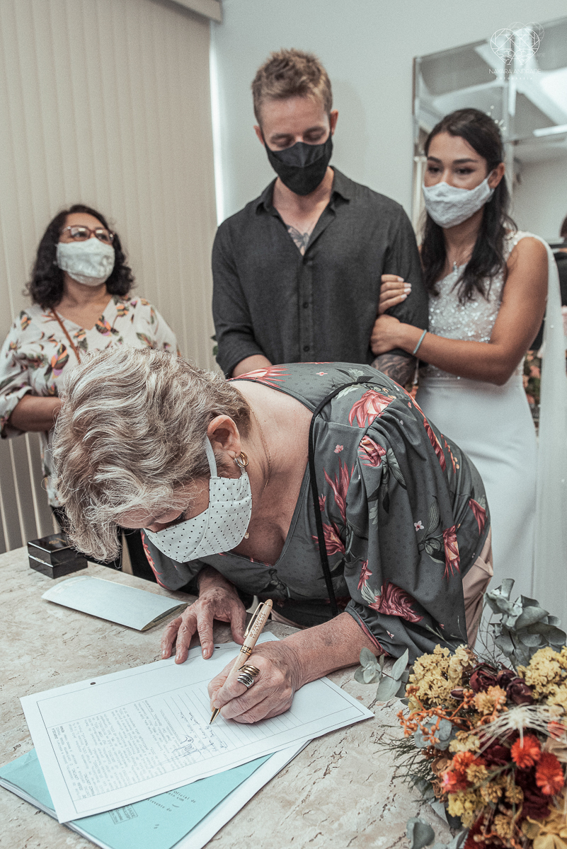 Casamento civil seguido de ensaio de casal com roupa de noivos no campo  elopment wedding cerimonia no cartorio  feitos pela fotografa premiada Nayara Andrade em Sao Paulo Santos noiva de vestido branco e veu fotos estilo rustico moda