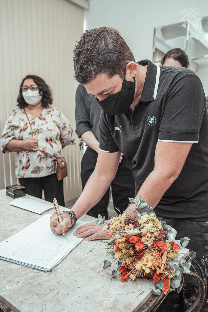 Casamento civil seguido de ensaio de casal com roupa de noivos no campo  elopment wedding cerimonia no cartorio  feitos pela fotografa premiada Nayara Andrade em Sao Paulo Santos noiva de vestido branco e veu fotos estilo rustico moda
