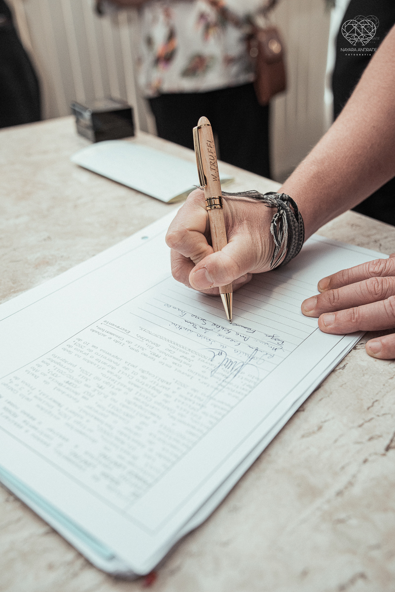 Casamento civil seguido de ensaio de casal com roupa de noivos no campo  elopment wedding cerimonia no cartorio  feitos pela fotografa premiada Nayara Andrade em Sao Paulo Santos noiva de vestido branco e veu fotos estilo rustico moda
