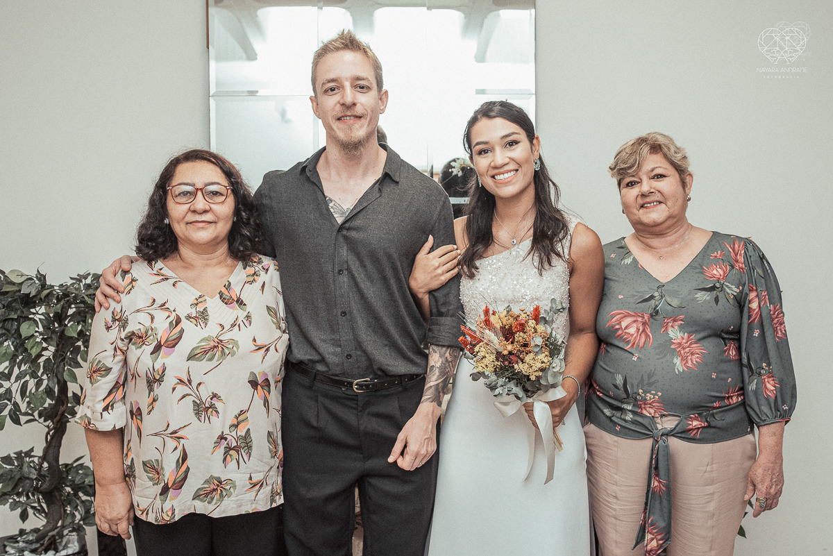 Casamento civil seguido de ensaio de casal com roupa de noivos no campo  elopment wedding cerimonia no cartorio  feitos pela fotografa premiada Nayara Andrade em Sao Paulo Santos noiva de vestido branco e veu fotos estilo rustico moda