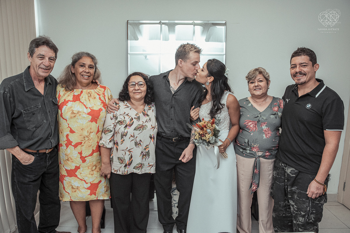 Casamento civil seguido de ensaio de casal com roupa de noivos no campo  elopment wedding cerimonia no cartorio  feitos pela fotografa premiada Nayara Andrade em Sao Paulo Santos noiva de vestido branco e veu fotos estilo rustico moda