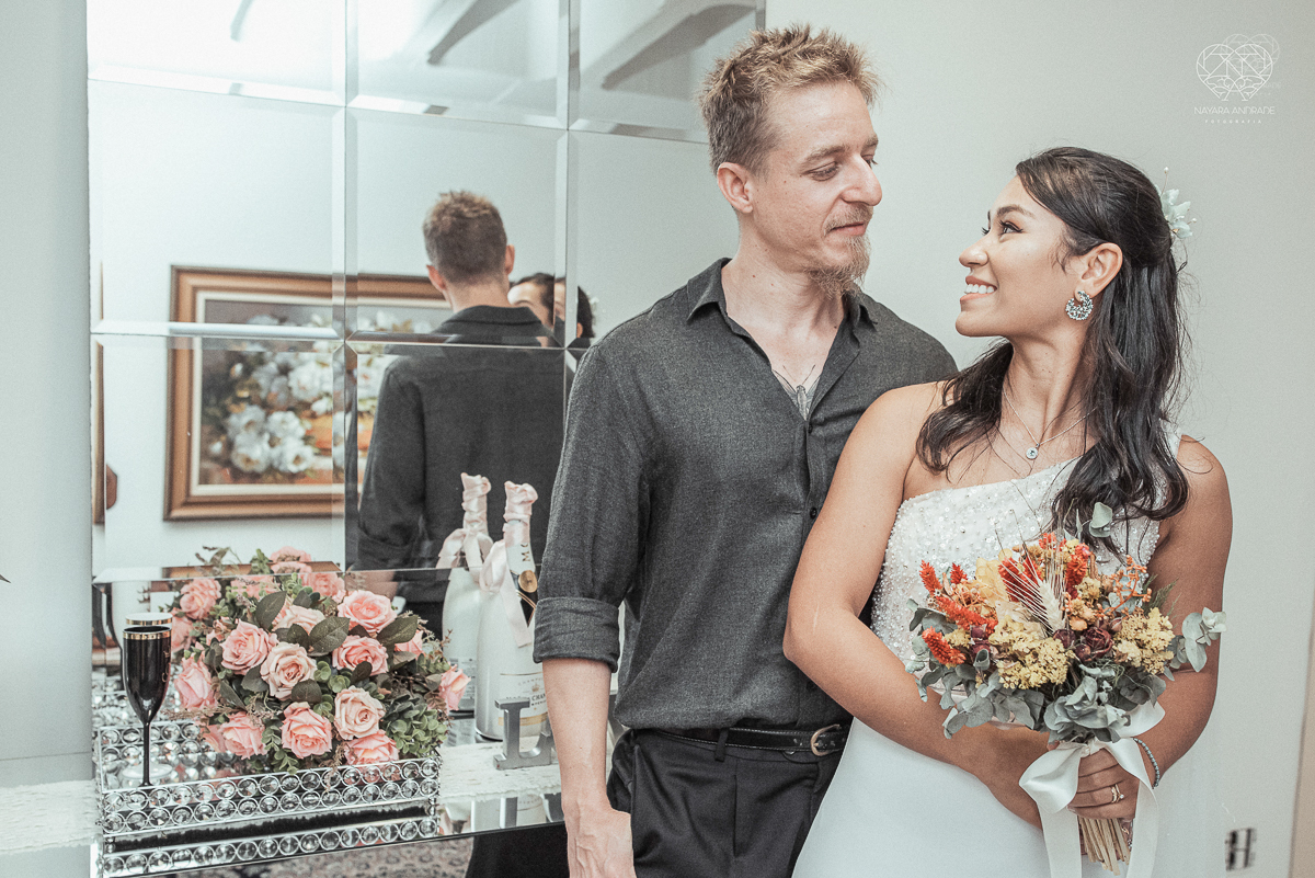 Casamento civil seguido de ensaio de casal com roupa de noivos no campo  elopment wedding cerimonia no cartorio  feitos pela fotografa premiada Nayara Andrade em Sao Paulo Santos noiva de vestido branco e veu fotos estilo rustico moda