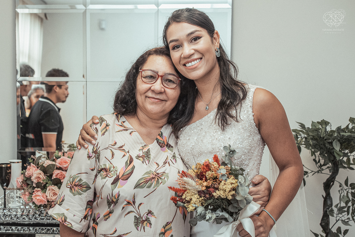 Casamento civil seguido de ensaio de casal com roupa de noivos no campo  elopment wedding cerimonia no cartorio  feitos pela fotografa premiada Nayara Andrade em Sao Paulo Santos noiva de vestido branco e veu fotos estilo rustico moda