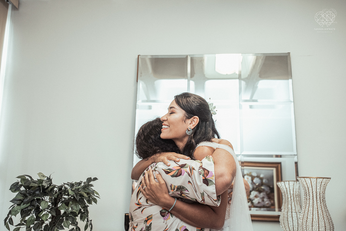 Casamento civil seguido de ensaio de casal com roupa de noivos no campo  elopment wedding cerimonia no cartorio  feitos pela fotografa premiada Nayara Andrade em Sao Paulo Santos noiva de vestido branco e veu fotos estilo rustico moda