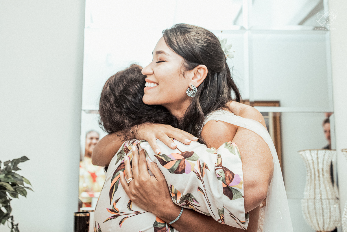Casamento civil seguido de ensaio de casal com roupa de noivos no campo  elopment wedding cerimonia no cartorio  feitos pela fotografa premiada Nayara Andrade em Sao Paulo Santos noiva de vestido branco e veu fotos estilo rustico moda
