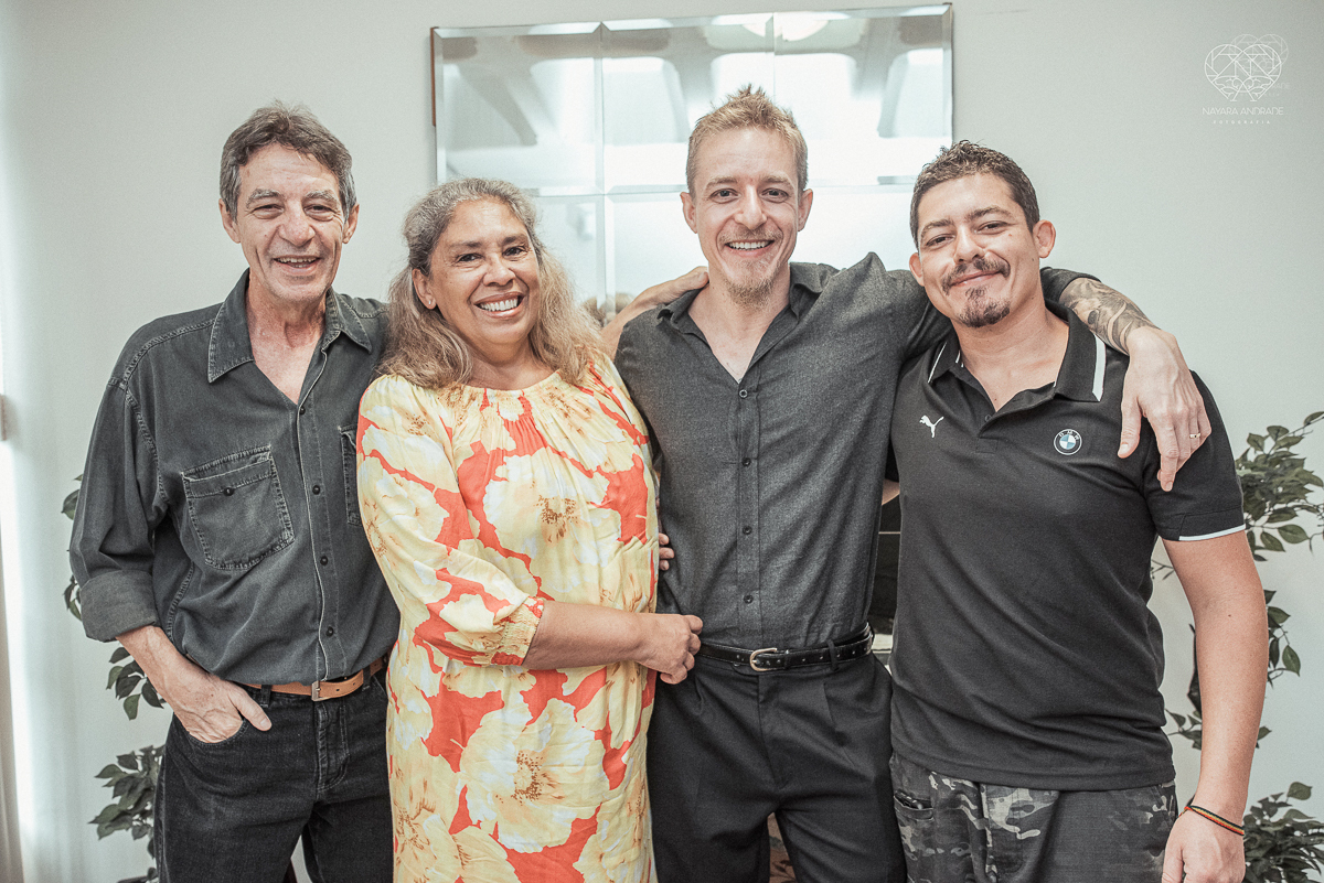 Casamento civil seguido de ensaio de casal com roupa de noivos no campo  elopment wedding cerimonia no cartorio  feitos pela fotografa premiada Nayara Andrade em Sao Paulo Santos noiva de vestido branco e veu fotos estilo rustico moda