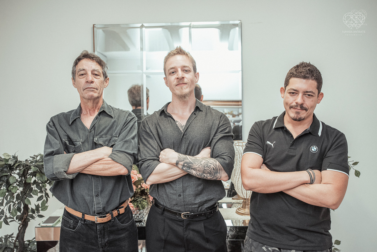 Casamento civil seguido de ensaio de casal com roupa de noivos no campo  elopment wedding cerimonia no cartorio  feitos pela fotografa premiada Nayara Andrade em Sao Paulo Santos noiva de vestido branco e veu fotos estilo rustico moda