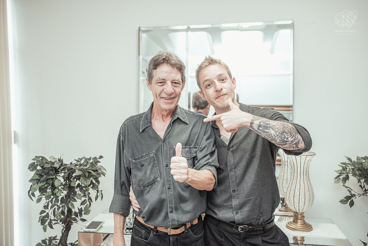 Casamento civil seguido de ensaio de casal com roupa de noivos no campo  elopment wedding cerimonia no cartorio  feitos pela fotografa premiada Nayara Andrade em Sao Paulo Santos noiva de vestido branco e veu fotos estilo rustico moda