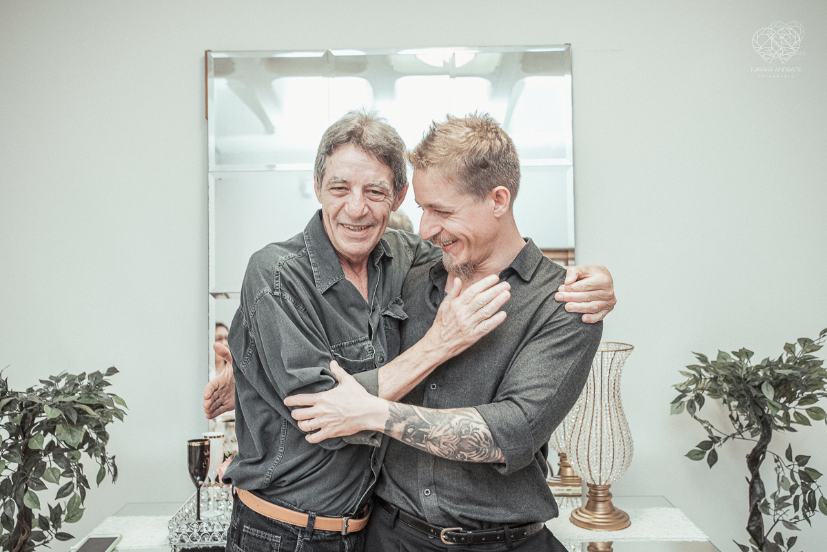 Casamento civil seguido de ensaio de casal com roupa de noivos no campo  elopment wedding cerimonia no cartorio  feitos pela fotografa premiada Nayara Andrade em Sao Paulo Santos noiva de vestido branco e veu fotos estilo rustico moda