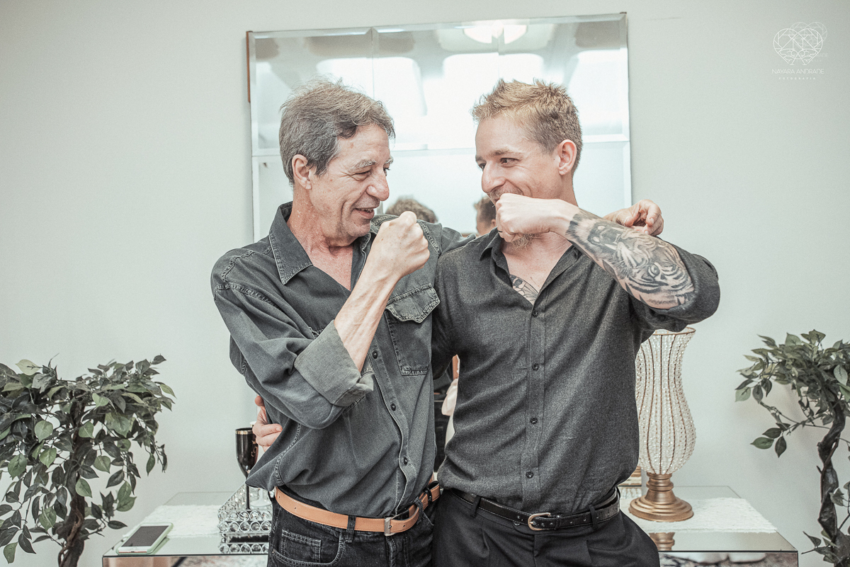 Casamento civil seguido de ensaio de casal com roupa de noivos no campo  elopment wedding cerimonia no cartorio  feitos pela fotografa premiada Nayara Andrade em Sao Paulo Santos noiva de vestido branco e veu fotos estilo rustico moda