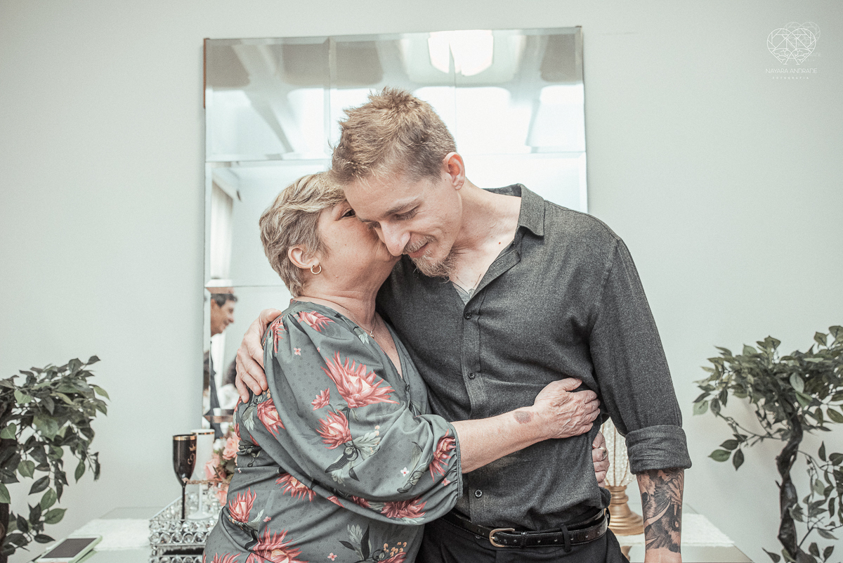 Casamento civil seguido de ensaio de casal com roupa de noivos no campo  elopment wedding cerimonia no cartorio  feitos pela fotografa premiada Nayara Andrade em Sao Paulo Santos noiva de vestido branco e veu fotos estilo rustico moda