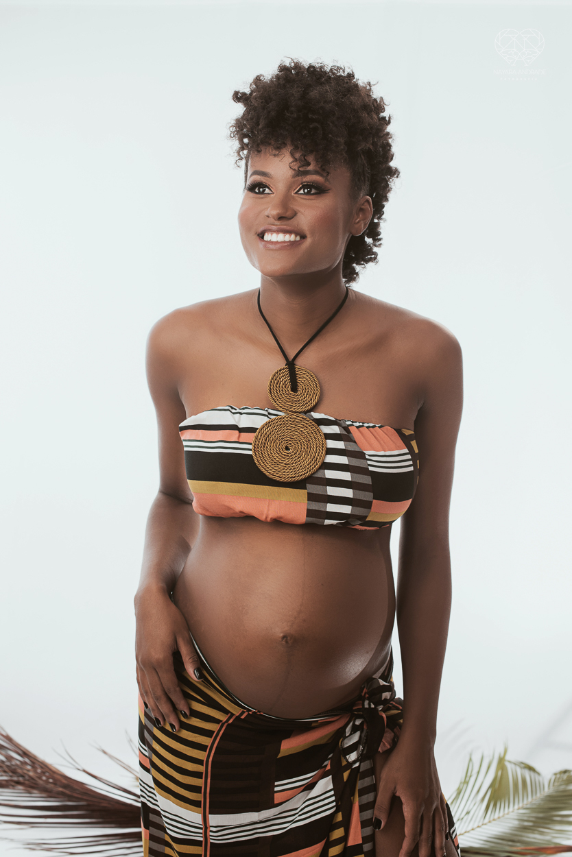 Ensaio de gestante em estudio santos sao paulo fotos artisticas exaltando a beleza e cultura afro - negra com arte e glamour fotos diferenciadas em estudio pela fotografa premiada Nayara Andrade
