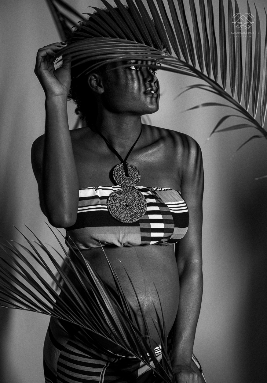 Ensaio de gestante em estudio santos sao paulo fotos artisticas exaltando a beleza e cultura afro - negra com arte e glamour fotos diferenciadas em estudio pela fotografa premiada Nayara Andrade