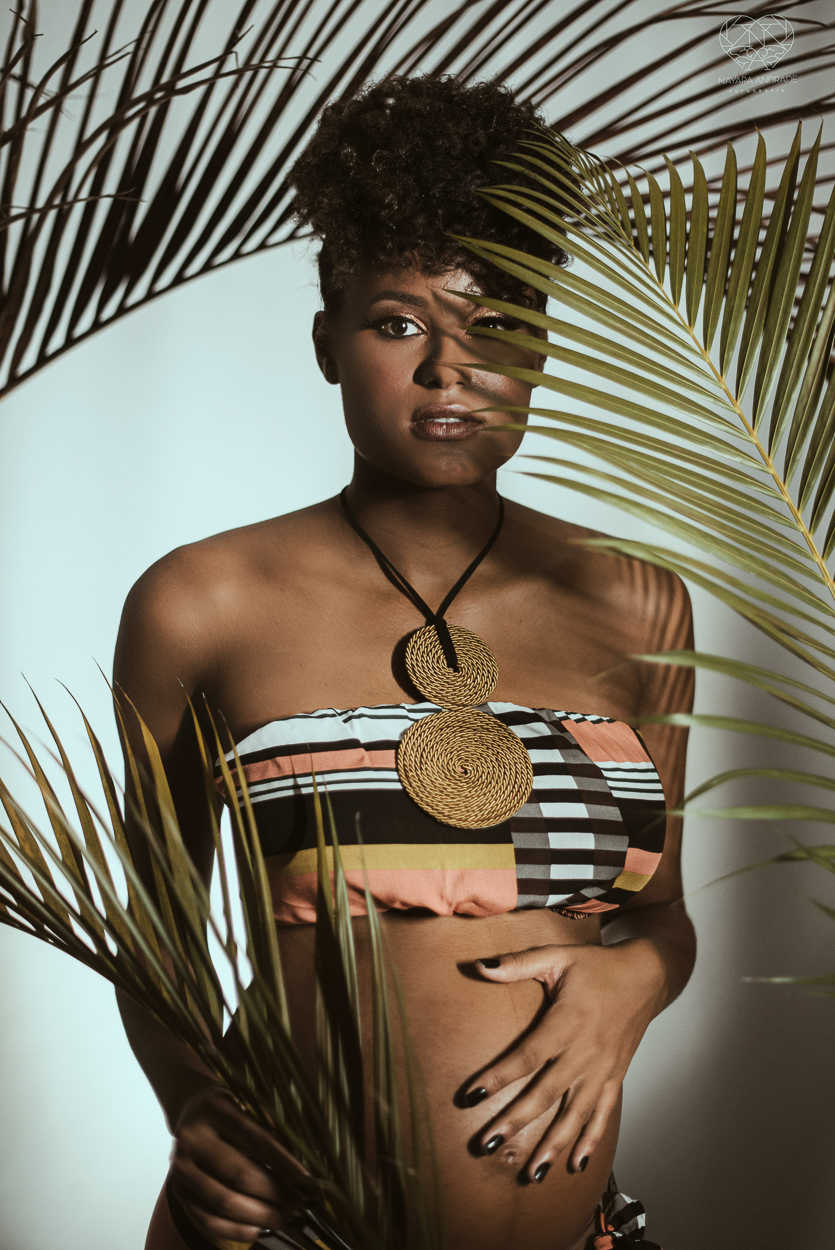 Ensaio de gestante em estudio santos sao paulo fotos artisticas exaltando a beleza e cultura afro - negra com arte e glamour fotos diferenciadas em estudio pela fotografa premiada Nayara Andrade