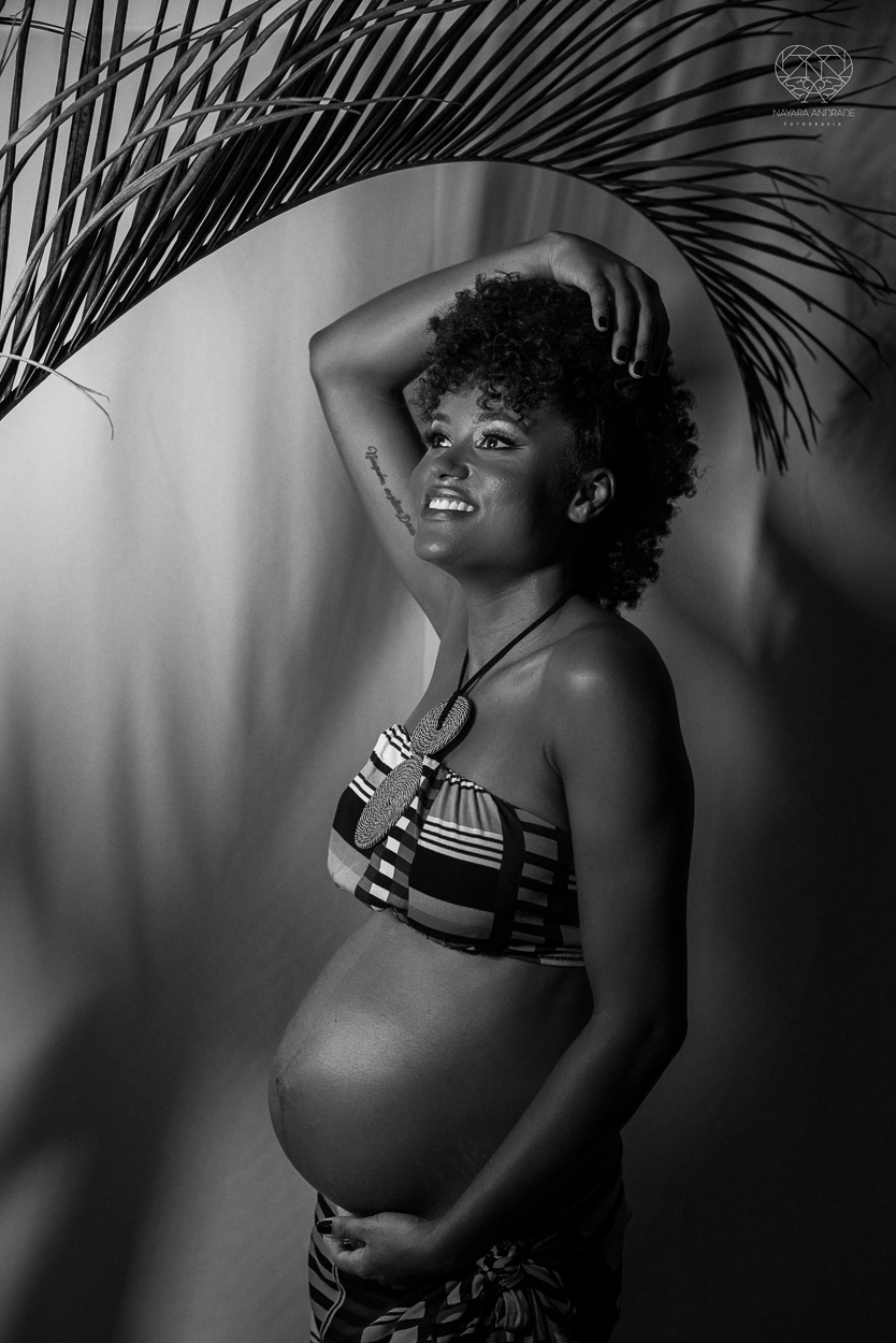 Ensaio de gestante em estudio santos sao paulo fotos artisticas exaltando a beleza e cultura afro - negra com arte e glamour fotos diferenciadas em estudio pela fotografa premiada Nayara Andrade