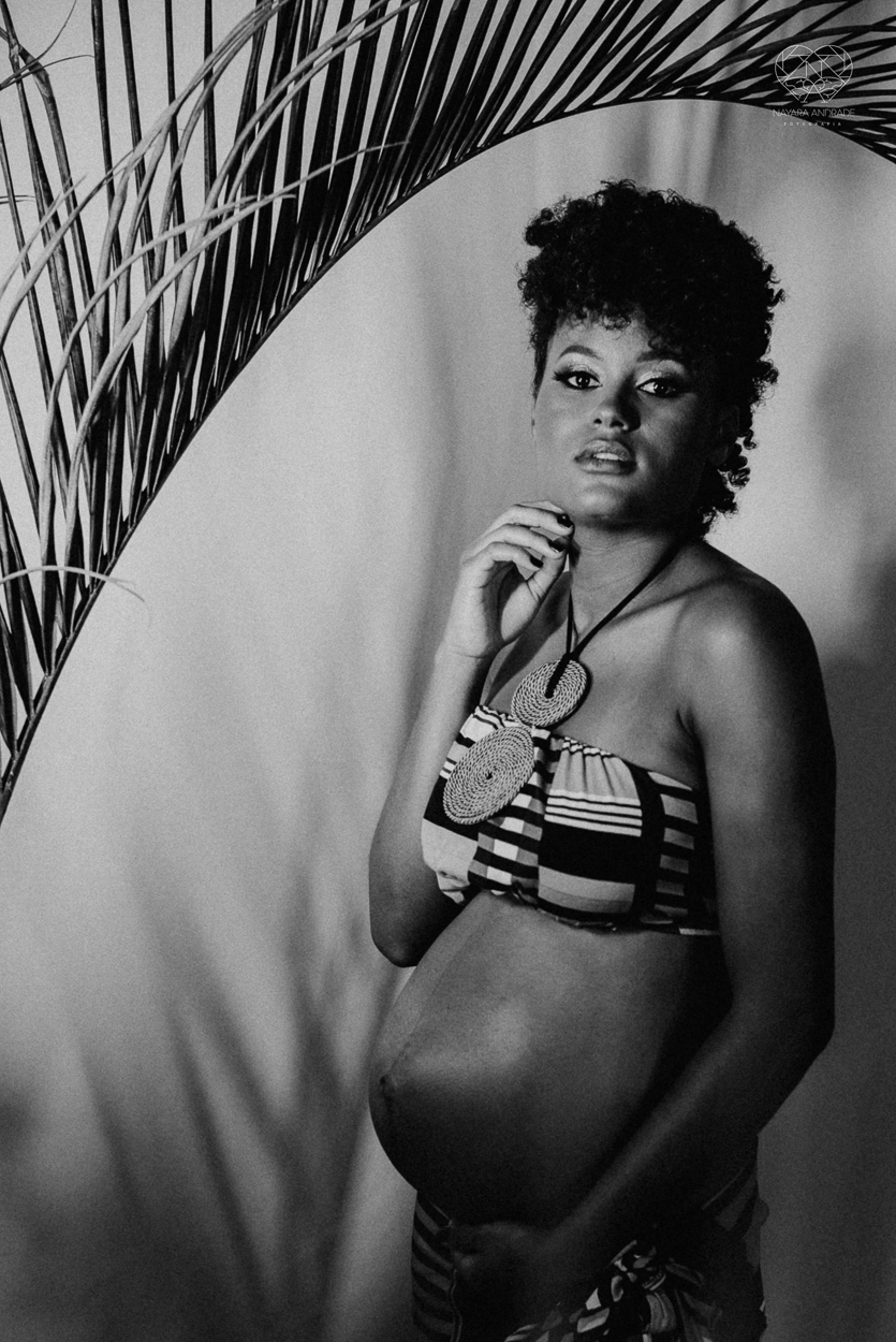 Ensaio de gestante em estudio santos sao paulo fotos artisticas exaltando a beleza e cultura afro - negra com arte e glamour fotos diferenciadas em estudio pela fotografa premiada Nayara Andrade