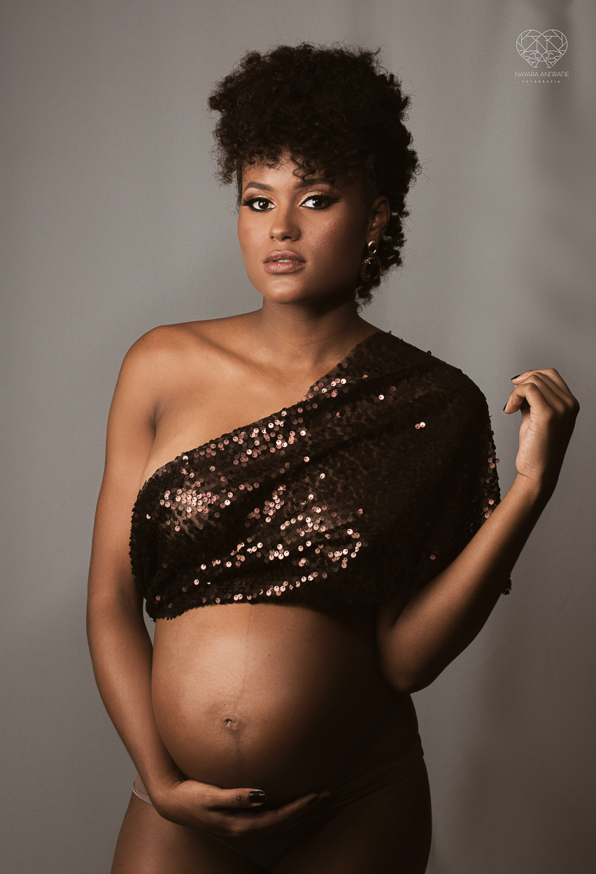 Ensaio de gestante em estudio santos sao paulo fotos artisticas exaltando a beleza e cultura afro - negra com arte e glamour fotos diferenciadas em estudio pela fotografa premiada Nayara Andrade