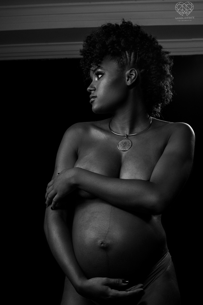 Ensaio de gestante em estudio santos sao paulo fotos artisticas exaltando a beleza e cultura afro - negra com arte e glamour fotos diferenciadas em estudio pela fotografa premiada Nayara Andrade
