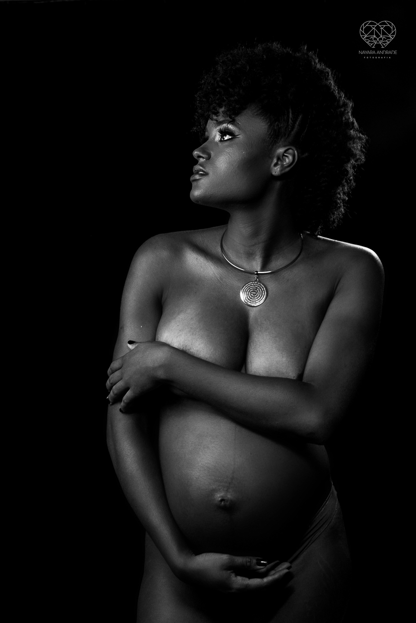 Ensaio de gestante em estudio santos sao paulo fotos artisticas exaltando a beleza e cultura afro - negra com arte e glamour fotos diferenciadas em estudio pela fotografa premiada Nayara Andrade