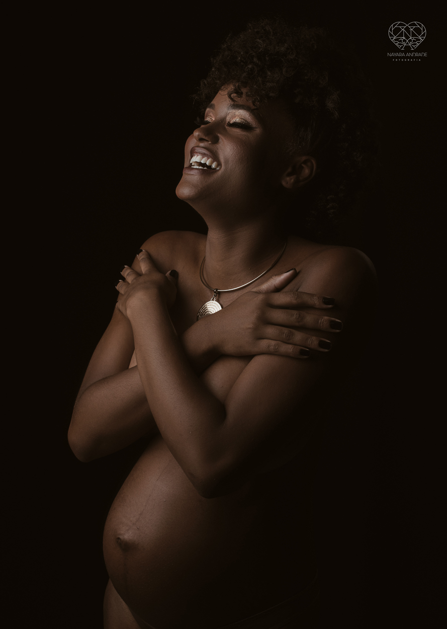 Ensaio de gestante em estudio santos sao paulo fotos artisticas exaltando a beleza e cultura afro - negra com arte e glamour fotos diferenciadas em estudio pela fotografa premiada Nayara Andrade