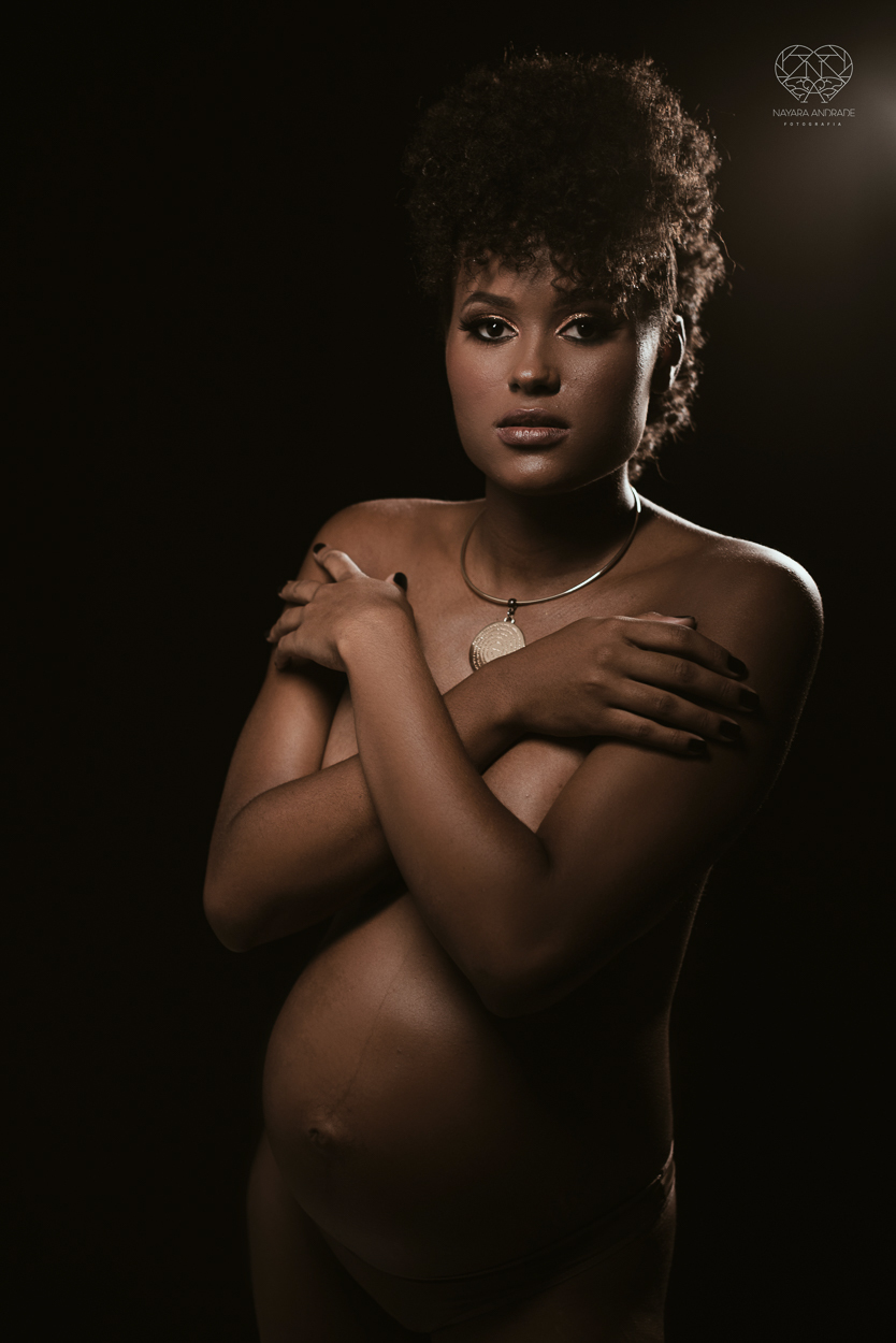 Ensaio de gestante em estudio santos sao paulo fotos artisticas exaltando a beleza e cultura afro - negra com arte e glamour fotos diferenciadas em estudio pela fotografa premiada Nayara Andrade