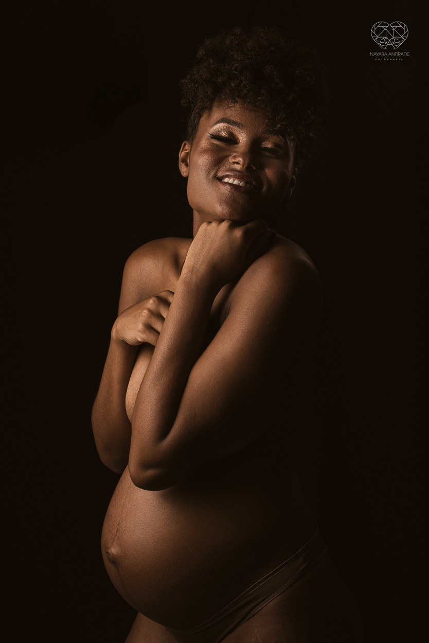 Ensaio de gestante em estudio santos sao paulo fotos artisticas exaltando a beleza e cultura afro - negra com arte e glamour fotos diferenciadas em estudio pela fotografa premiada Nayara Andrade