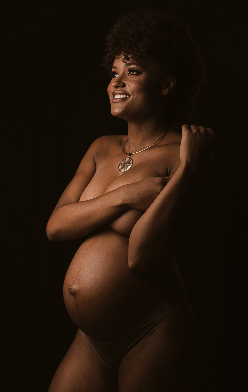 Ensaio de gestante em estudio santos sao paulo fotos artisticas exaltando a beleza e cultura afro - negra com arte e glamour fotos diferenciadas em estudio pela fotografa premiada Nayara Andrade