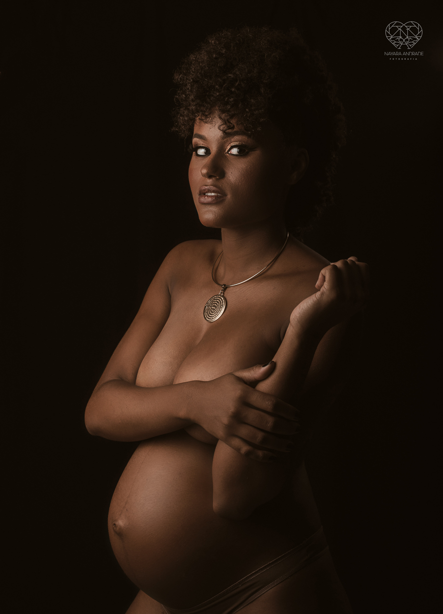 Ensaio de gestante em estudio santos sao paulo fotos artisticas exaltando a beleza e cultura afro - negra com arte e glamour fotos diferenciadas em estudio pela fotografa premiada Nayara Andrade