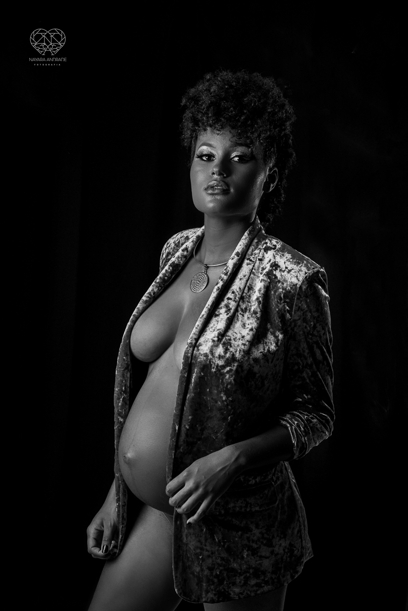 Ensaio de gestante em estudio santos sao paulo fotos artisticas exaltando a beleza e cultura afro - negra com arte e glamour fotos diferenciadas em estudio pela fotografa premiada Nayara Andrade